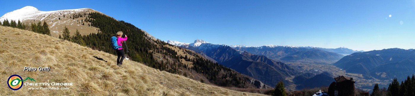 35 Panoramica verso Cima Vaccaro a sx e vallata a dx.jpg